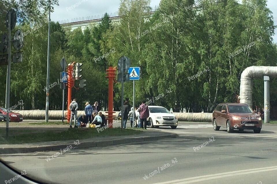 На перекрестке в Кемерове у женщины случился приступ эпилепсии. ФОТО: vk.com, "Регион 42"