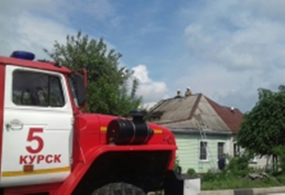 На чердаке огонь повредил кровлю и домовое имущество