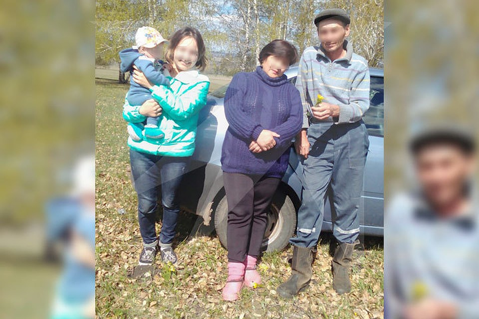 На фото умерший мальчик еще совсем маленький. Рядом с ним бабушка и дедушка.