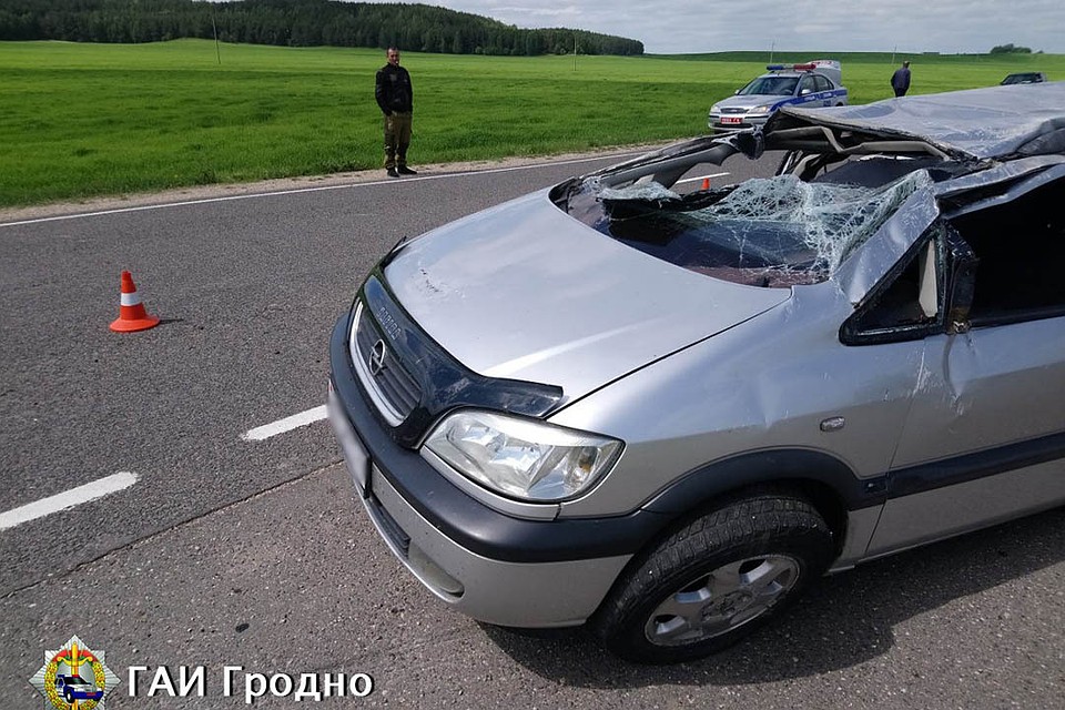 Водитель отвлекся, дважды задел обочину и машина перевернулась. Фото: ГАИ Гродно