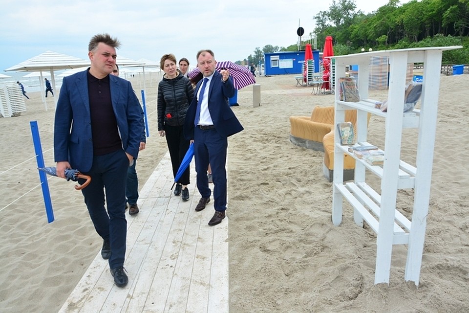 На пляже в Янтарном поставили скамейку в виде волны и... книжные полки.