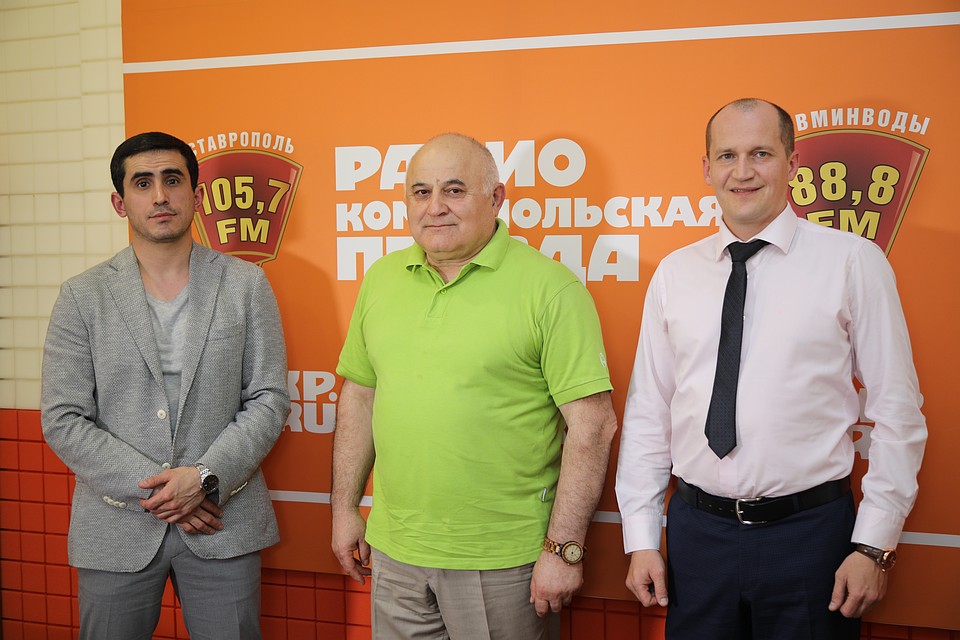 Заведующий урологическим отделением Ставропольской краевой клинической больницы Ислам Лайпанов (в центре) и врачи отделения Шамиль Лобжанидце и Вячеслав Иванов