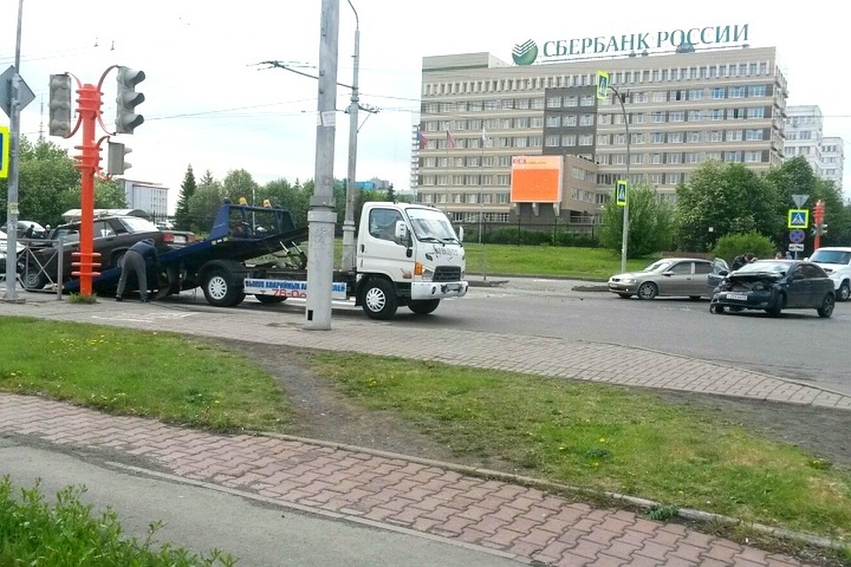В центе Кемерова лоб в лоб столкнулись две легковушки