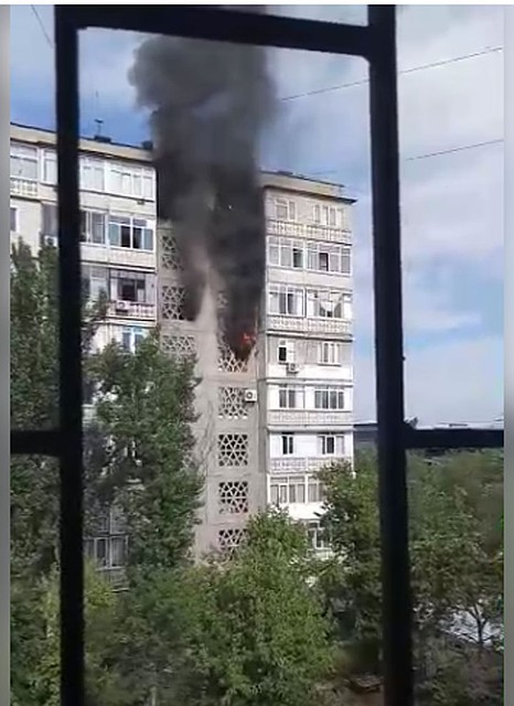 Очевидцы ЧП сняли на видео пожар в многоквартирном доме.