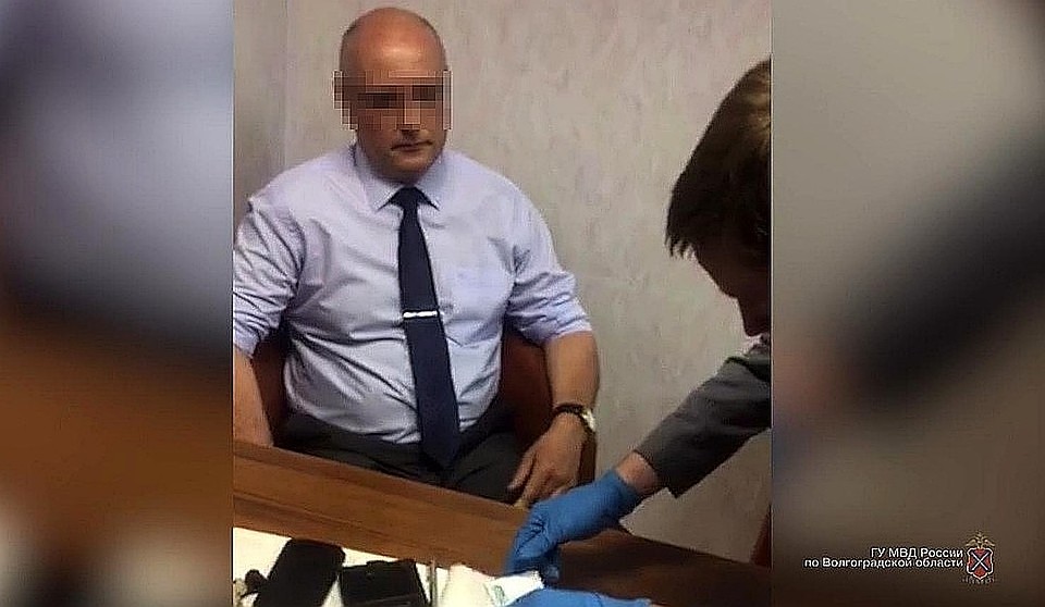 Главврача сначала поймали на взятке, а потом вскрылись и более серьезные преступления, которые происходили в волгоградском бюро.