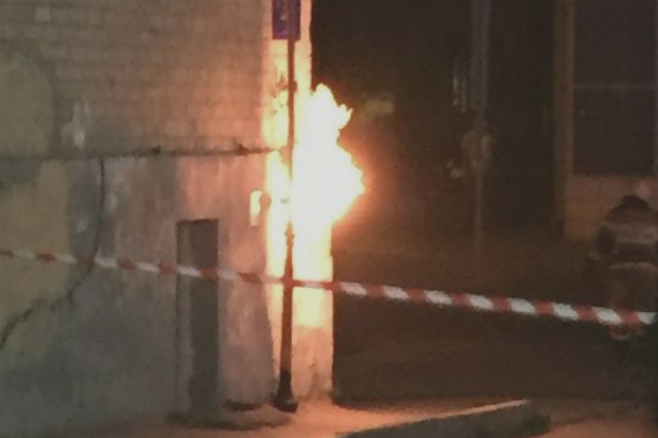 С возгоранием пожарные справились за полчаса. А газ в девятиэтажке отрубили - от греха подальше. Фото: ВК / паблик "Ростов Главный".