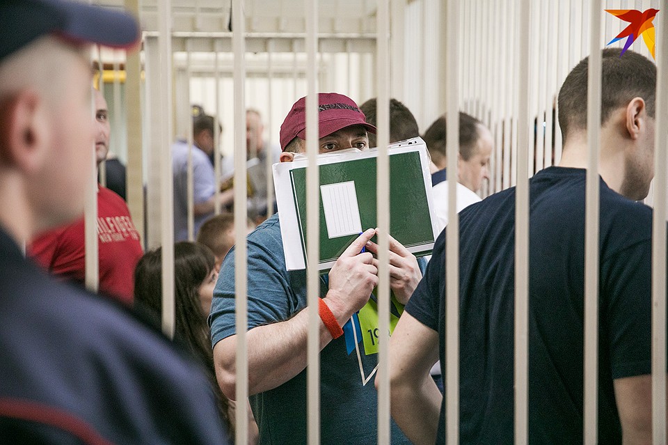 Суд начал рассматривать дело крупной преступной организации, которую обвиняют в обороте наркотиков.