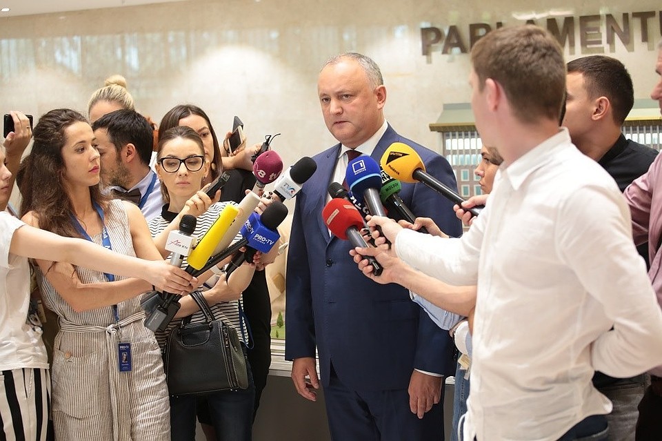 Демократы шантажируют Игоря Додона и угрожают ему тем, что его семья будет арестована