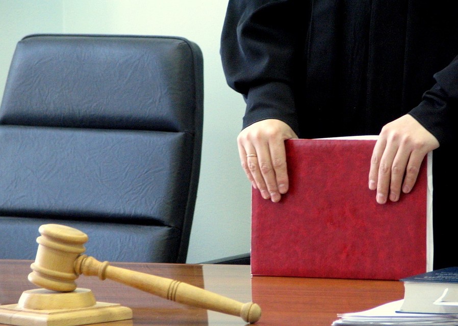 Суд решил, что через год воспитатель поймет, что надо оставить уши детей в покое.