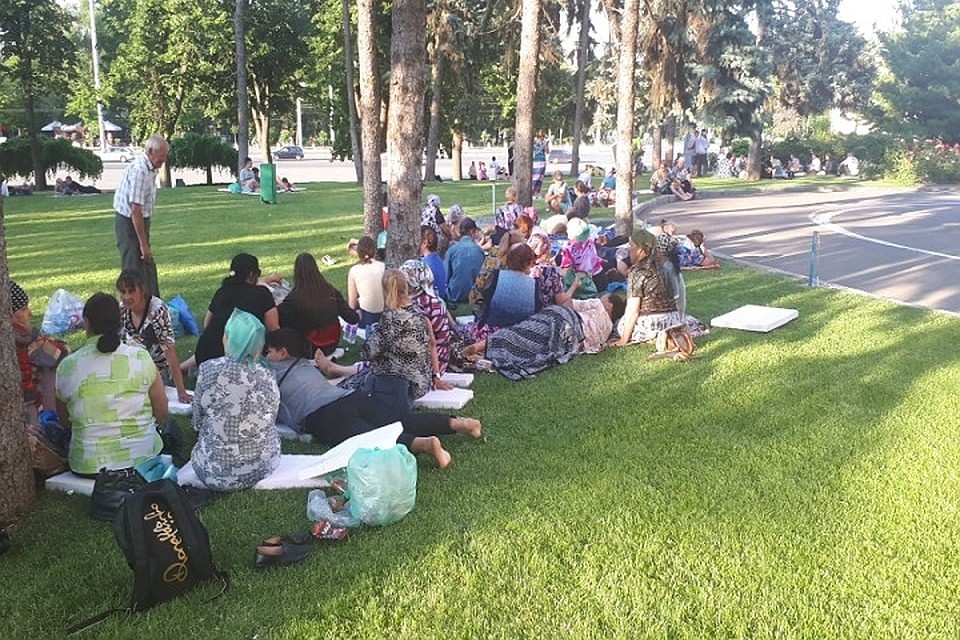 Пенсионеры безропотно приехали и так же безропотно ждут отправки домой.