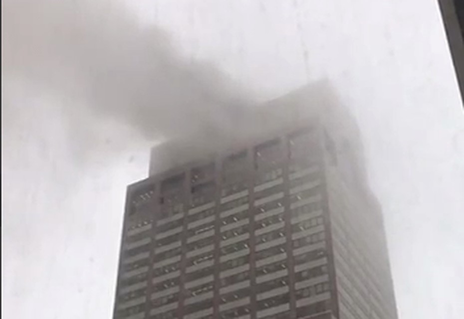 Здание охвачено дымом.