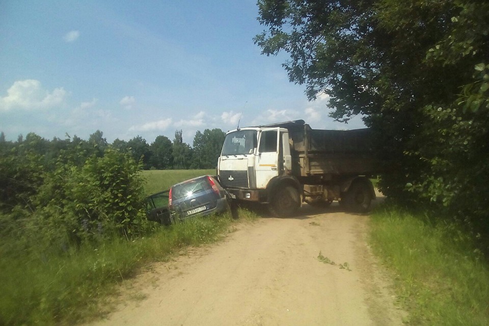 Грузовой и легковой автомобили столкнулись в Браславском районе, пострадали женщина и двое детей. Фото: ГАИ.