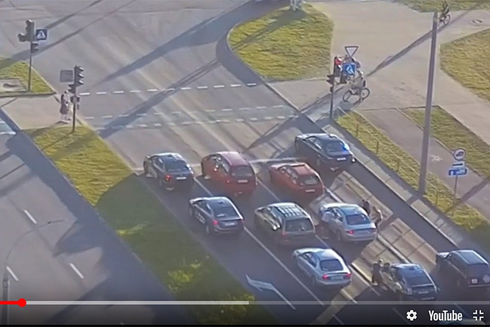 В Бресте пять человек напали на авто на светофоре. Фото: кадр из видео.