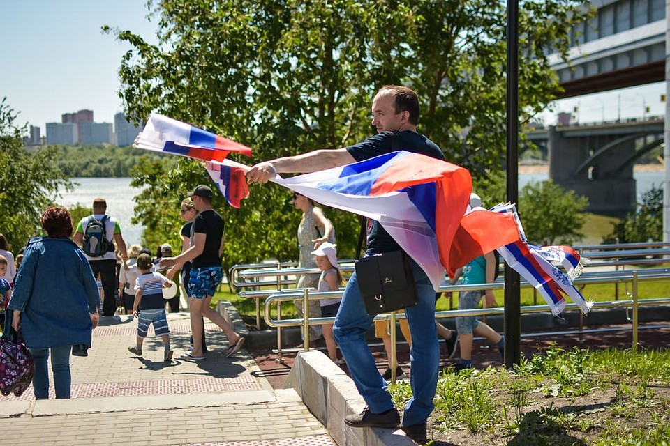 Многие сибиряки принесли с собой флаги.