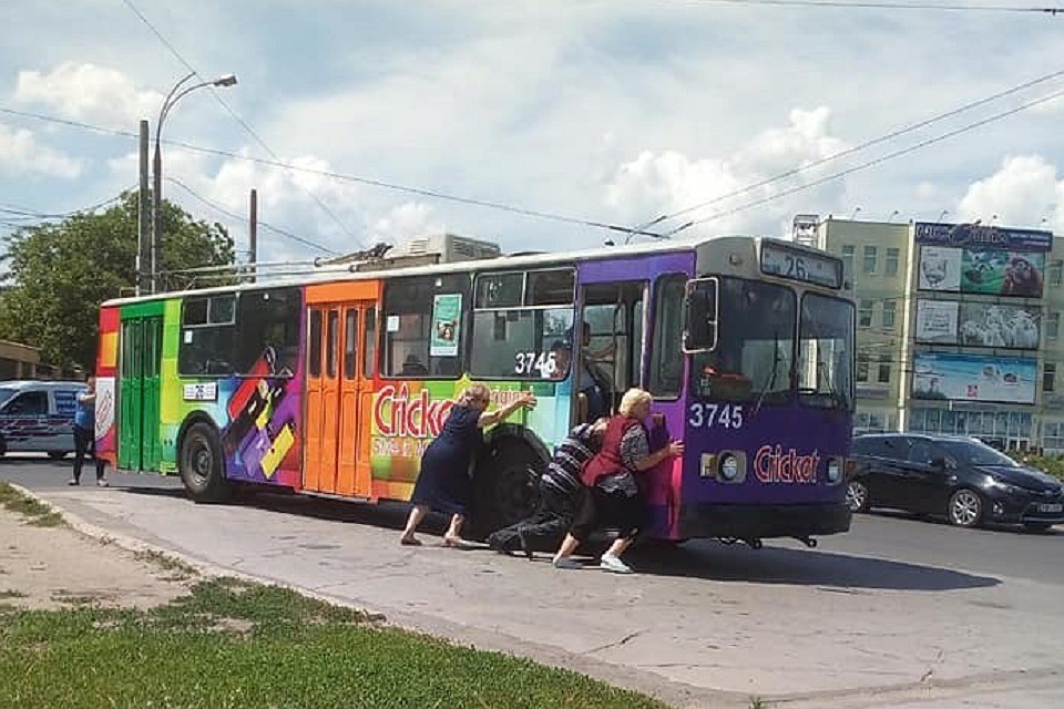 Фото: Фэйсбук, "Город без маршруток. Водители помогают пешеходам".