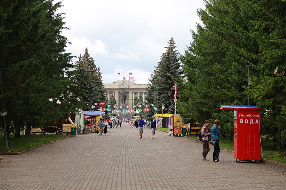 В парке постсоветского периода ничего не меняется уже пару десятков лет. В мэрии говорят: сколько раз пытались подействовать на арендатора, но все зря