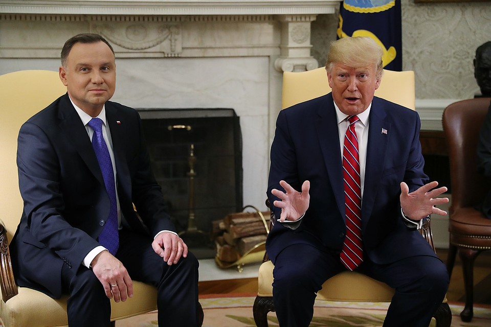 Трамп раскритиковал Германию на встрече с президентом Польши (слева)