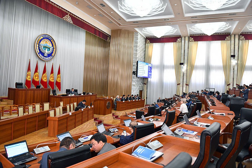 В парламенте потребовали лишить неприкосновенности бывшего главу государства.