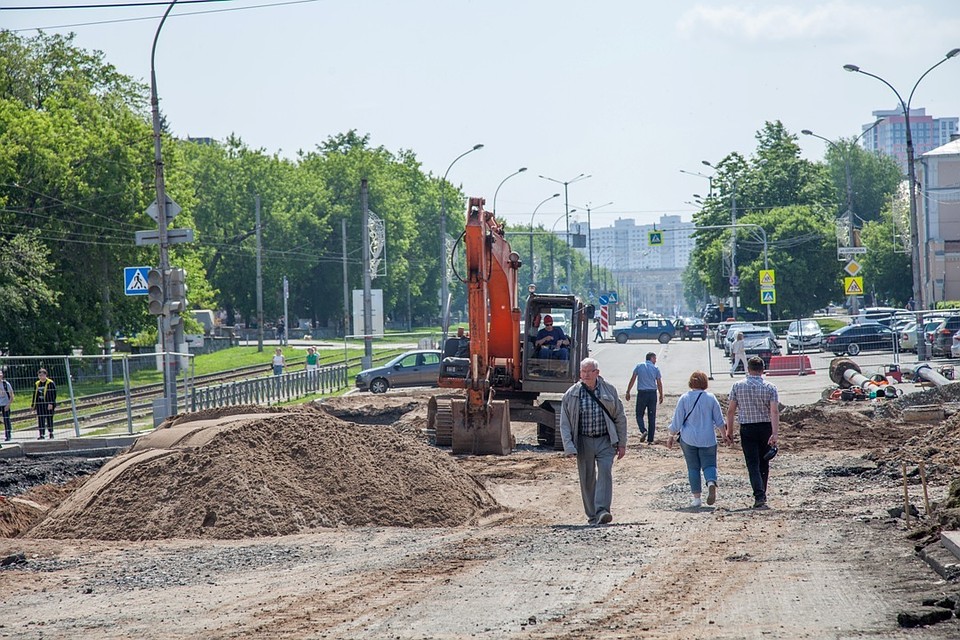 Пока перекресток улиц Сибирская и Революции можно преодолевать только пешком.