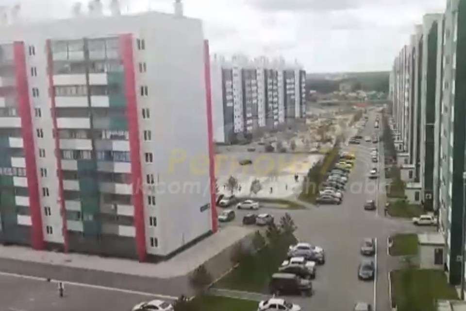 Кадр из видео: легковушка удирает от полиции по детской площадке.