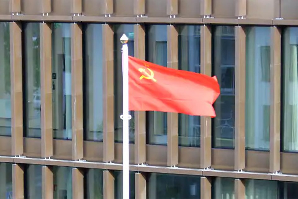 Над зданием администрации муниципалитета в шведской коммуне Тэбю был поднят флаг СССР. Фото: Бьорн Ярвхеден