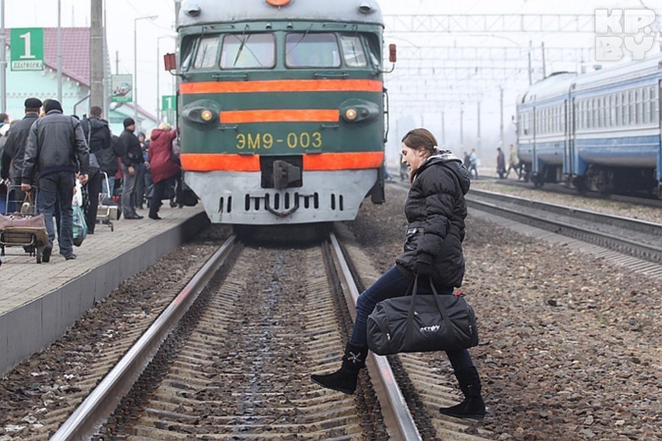 Жители пожаловались на небезопасный переход жд путей.