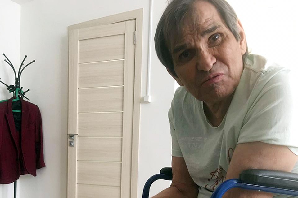 У Бари Каримовича нет ни медсестры, ни помощницы по хозяйству. При этом в его квартире толпится множество сомнительных знакомых. Фото предоставлено Вадимом Горжанкиным