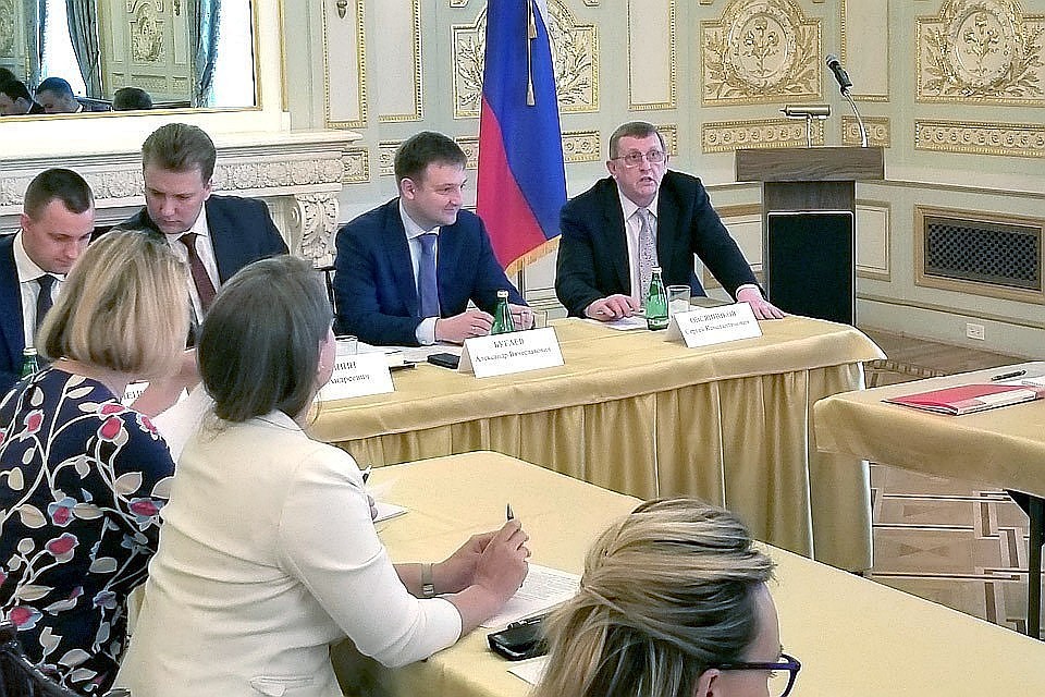 Российская делегация под охраной покинула здание грузинского парламента