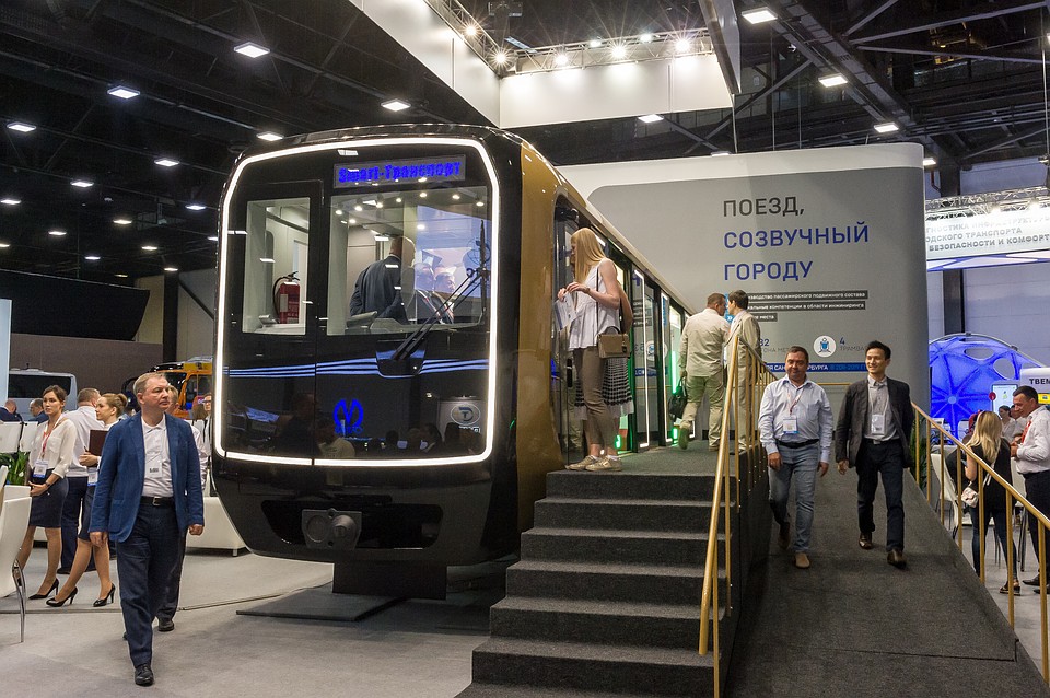 Макет нового вагона для петербургского метро презентовали на транспортном форуме.