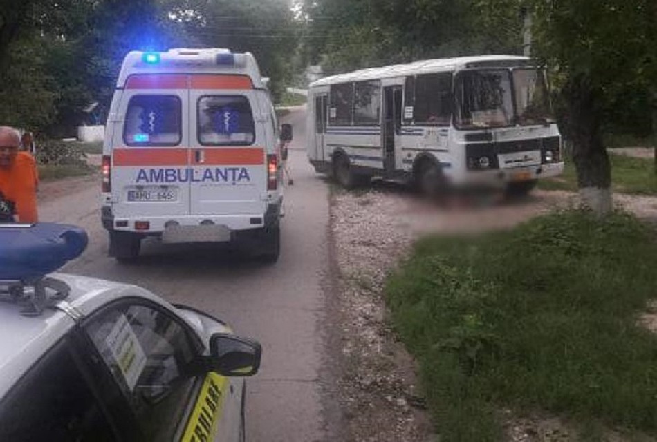 Женщину насмерть сбил автобус. Фото: tv8