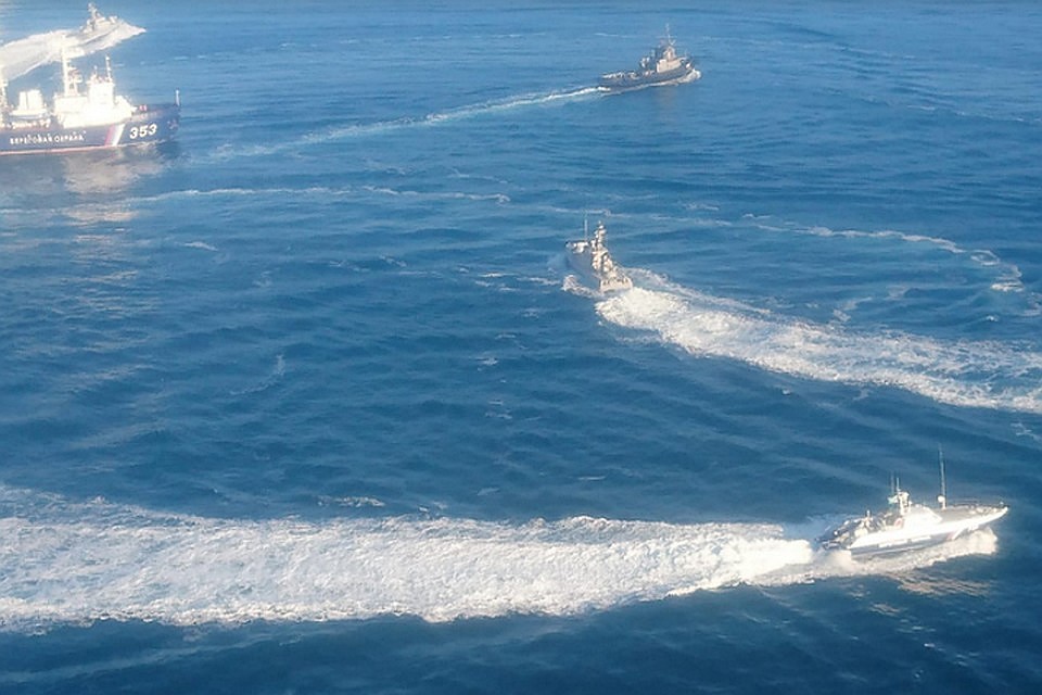 Пять кораблей военно-морских сил Украины (ВМСУ) пытались прорваться к Крымскому мосту. Фото: Погрануправление ФСБ России по Республике Крым