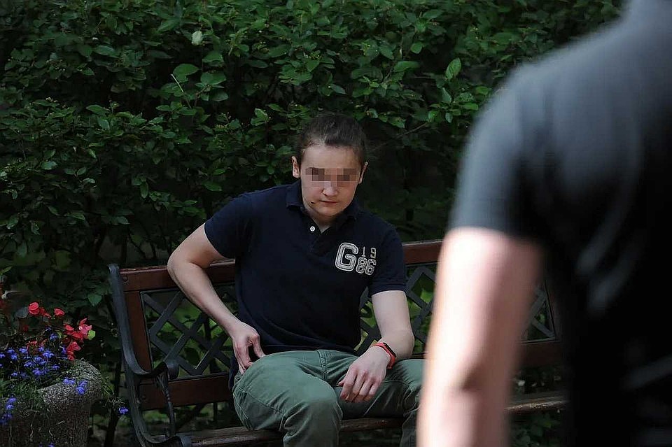 Младший сын присутствовал на похоронах своей матери