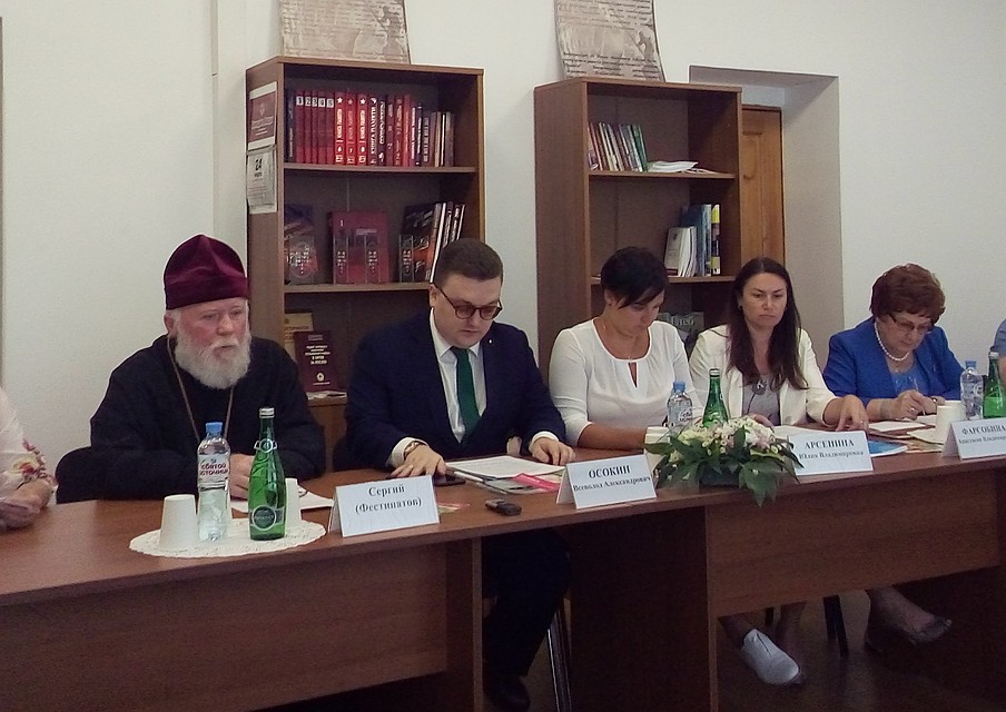 Юлия Арсенина сидит в центре