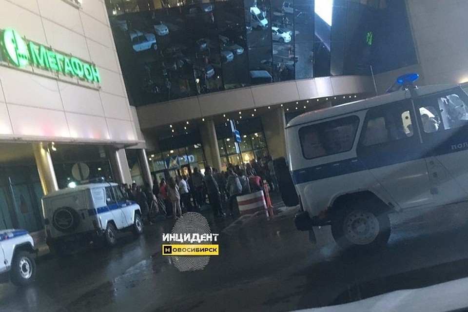 Полицейские на месте ЧП. Фото: Инцидент Новосибирск