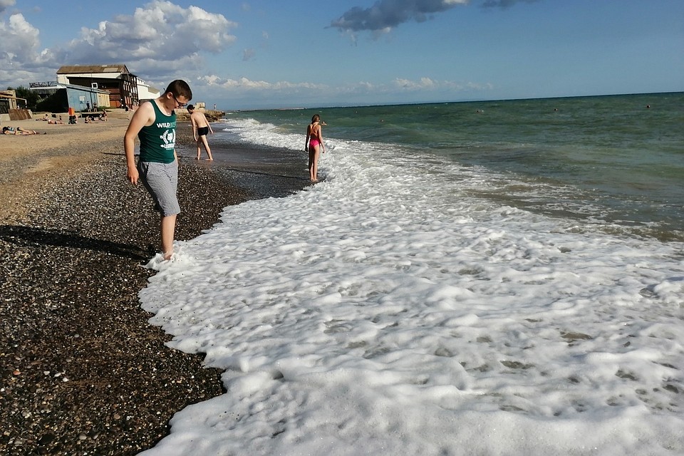 Черное море штормит.