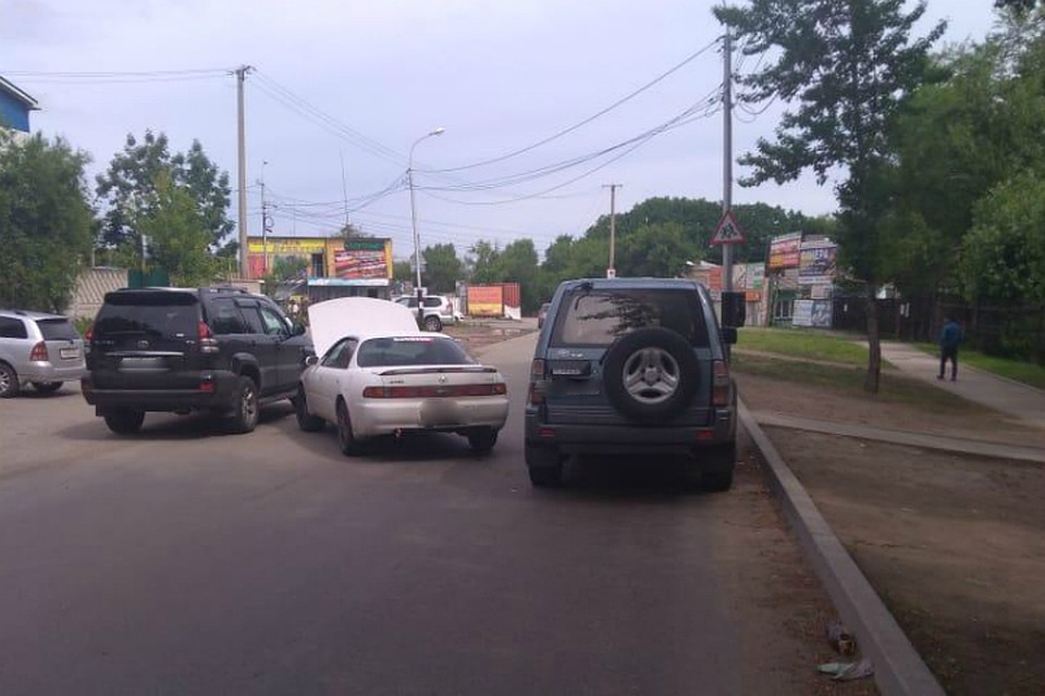 Автолюбитель в Хабаровске врезался в припаркованное авто, пострадал пассажир