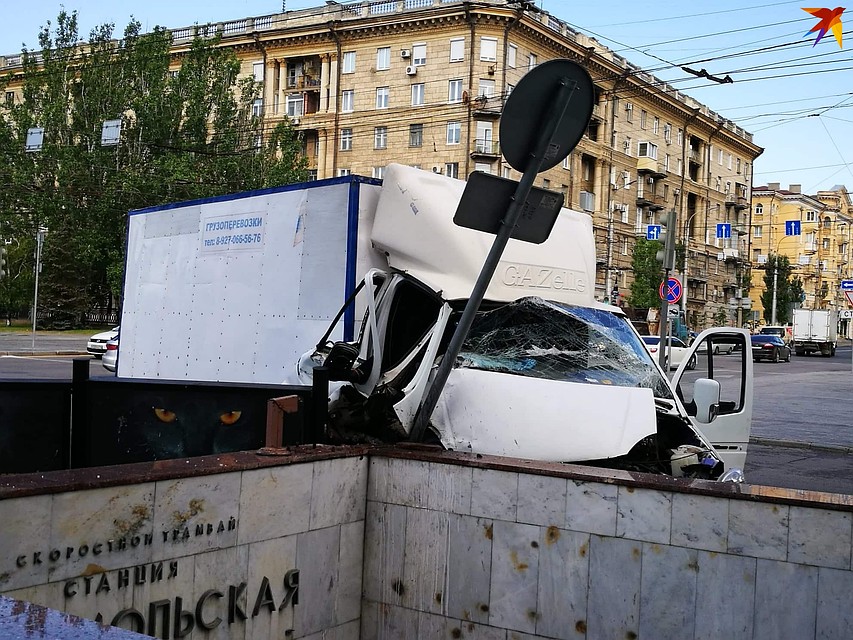 Водитель грузовика лишь чудом остался жив.
