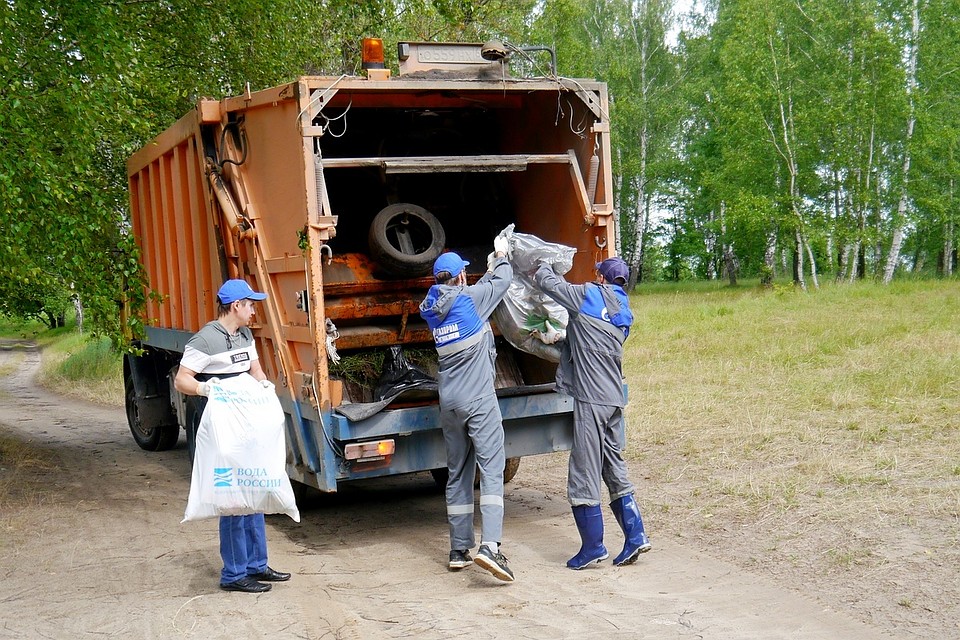 На берегу Святого озера отдыхающие оставляют бутылки, пакеты и автомобильные шины.