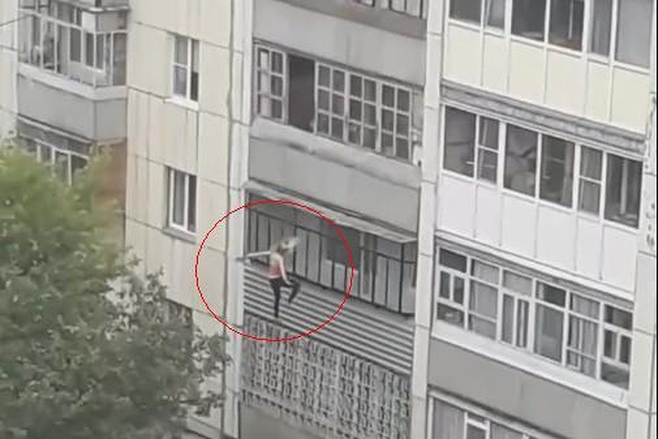 По словам очевидцев, девушка жива, но получила травмы. Фото: кадр с видео