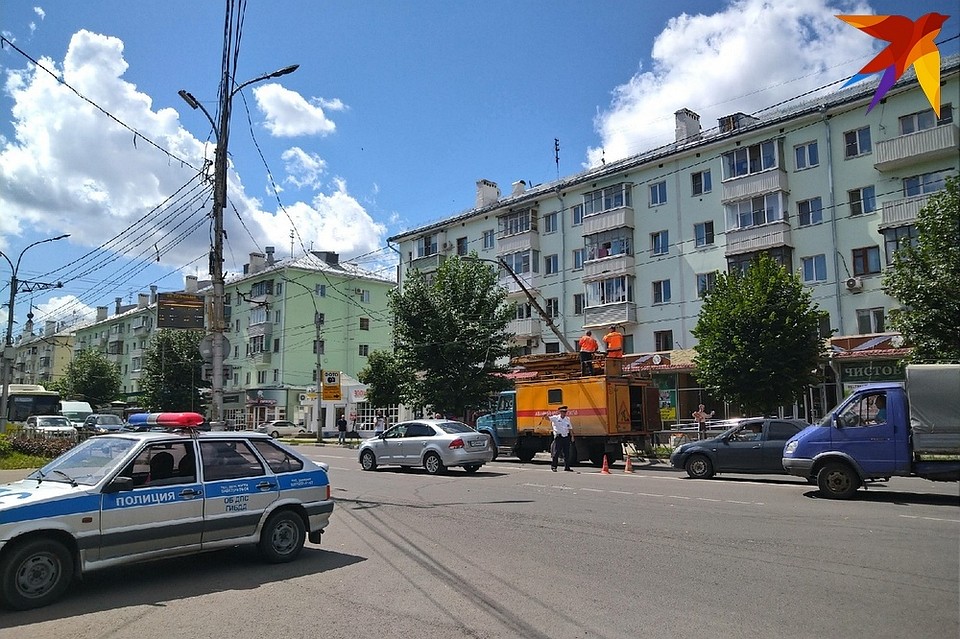 На месте работает ГИБДД, троллейбусное движение по линии приостановлено.