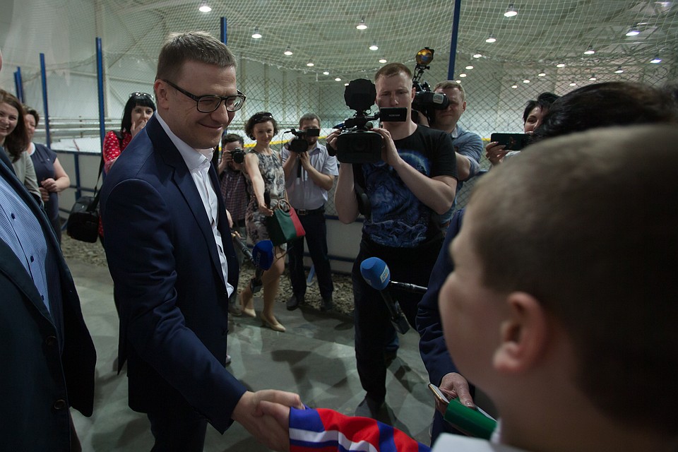 Алексей Текслер на личном контроле держит вопрос окончания строительства крытого катка в Кыштыме. Фото: gubernator74.ru