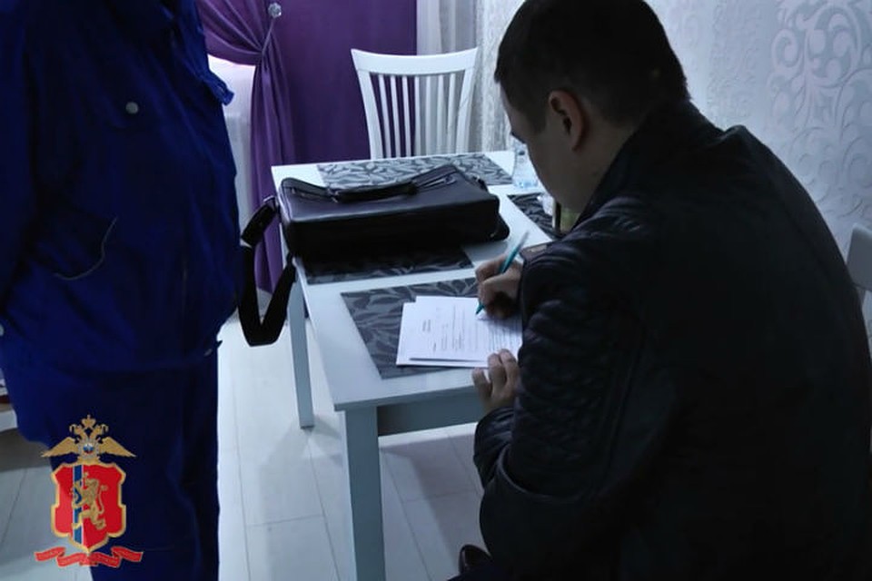 Красноярский сутенер несколько лет поставлял проституток в сауны и гостиницы. Фото, видео: пресс-служба ГУ МВД России по Красноярскому краю.