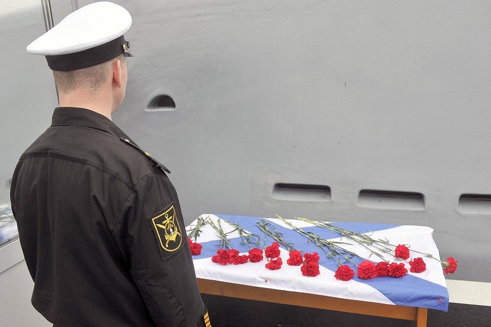 Североморск прощается с 14 моряками-подводниками, погибшими при пожаре на глубоководном научно-исследовательском аппарате. ФОТО: Лев Федосеев/ТАСС