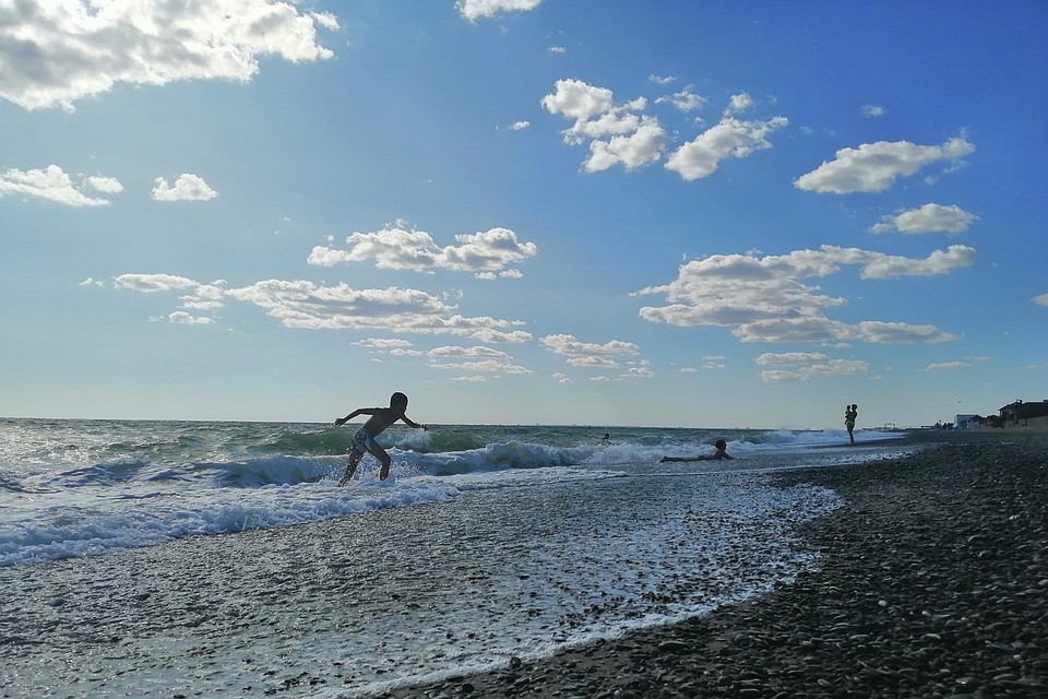 Летом в Крыму лучше всего отдыхать на море.