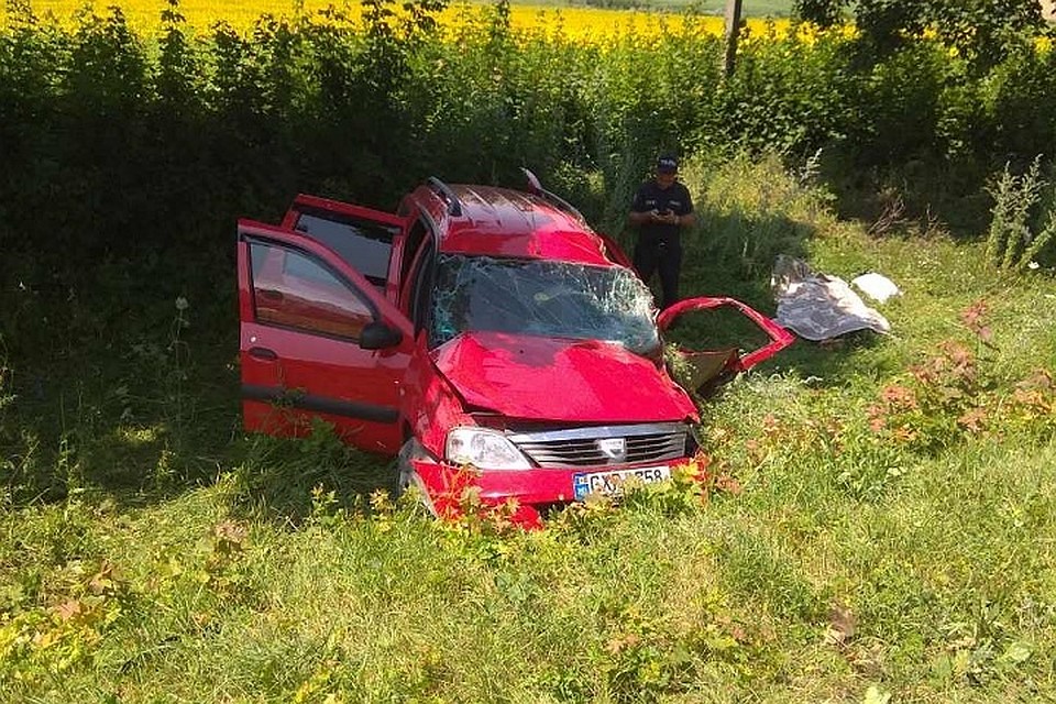 Водитель потерял контроль над управлением, автомобиль выехал на встречную полосу, несколько раз перевернулся и врезался в дерево на обочине. Фото: deschide.md