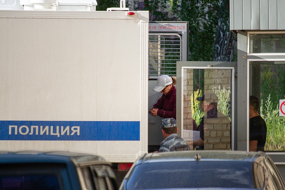 Луизу Хайруллину увезли в СИЗО на автозаке