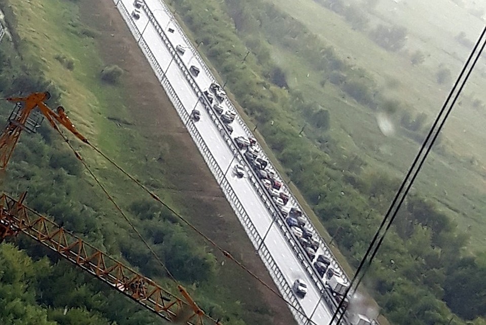 Гибель байкера создала огромную пробку на дороге. Фото: Константин Блажин.