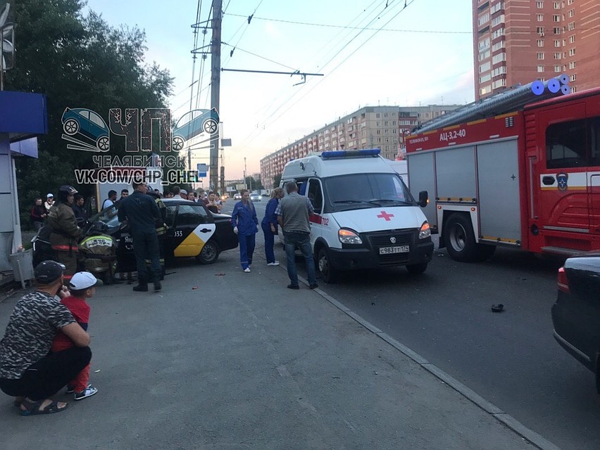 Авария на остановке Бабушкина в Челябинске. Фото: vk.com/chp_chel