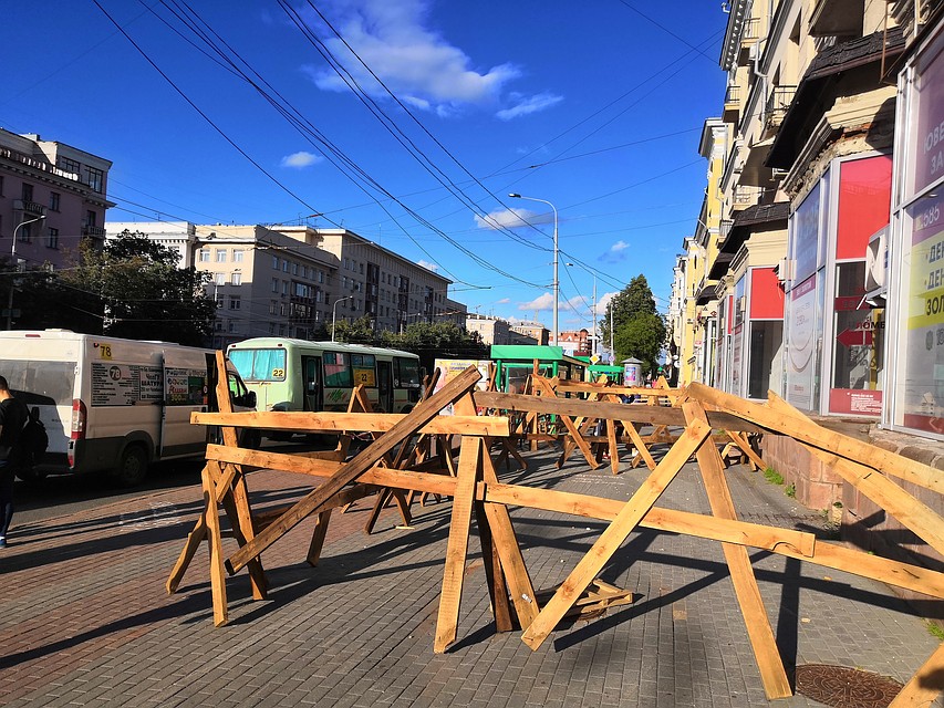 Такие заборы ставят по всему центру Челябинска.