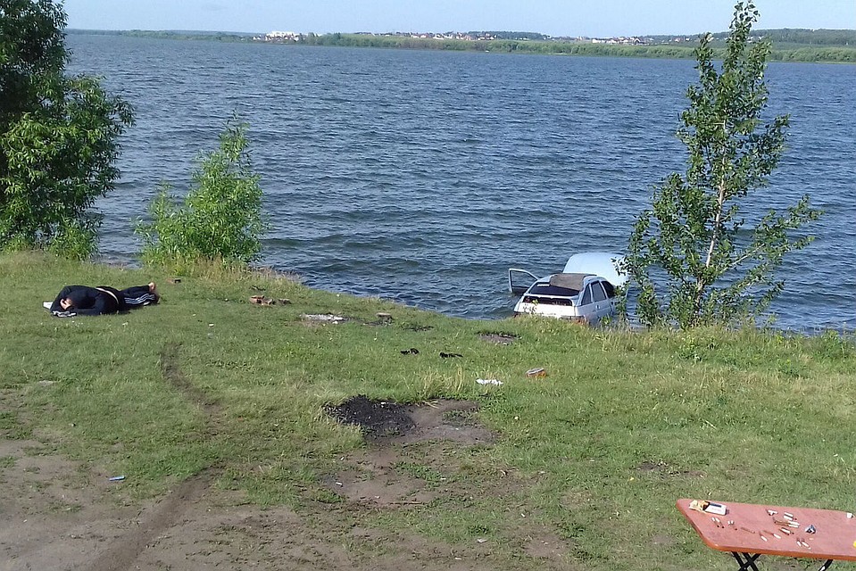 Машина погрузилась в воду. Фото: Владимир Антонов